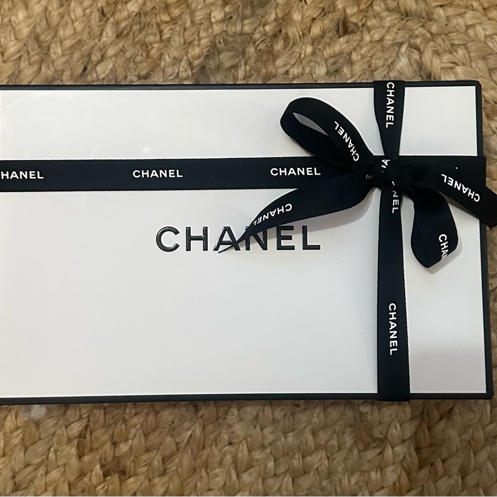 CHANEL Box and Ribbon - Picture 10 of 11